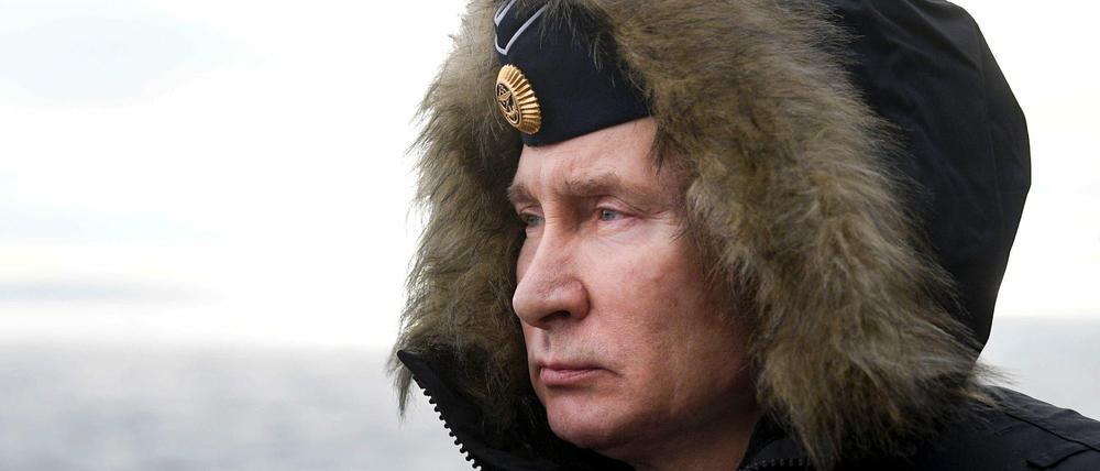 Dieses vom Kreml herausgegebene Handout zeigt Wladimir Putin der eine Militärübung am Schwarzen Meer beobachtet. 