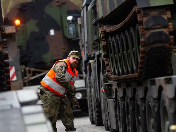 Eine Panzerhaubitze der US-Armee vom Typ M109A6 wird während der Übung «Defender-Europe 2020» auf einen Schwerlasttransporter der Bundeswehr im niedersächsischen Bergen verladen.