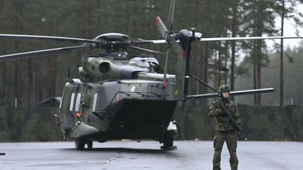 Dezember 2021: Ein Soldat steht während einer Krisenmanagementübung der Finnischen Internationalen Bereitschaftstruppe (SKVJ) im Rahmen der Nato Evaluation Level 2 (NEL2) vor einem Transporthubschrauber NH90.  (Archivbild)