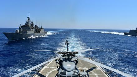 Kriegsschiffe nehmen an einer Militärübung im östlichen Mittelmeer teil. 
