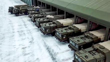 Iskander-Raketensysteme und Militärfahrzeuge der russischen Armee fahren zu einer Militärübung.