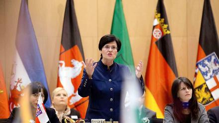 Die Länder sind sich einig: die Vorsitzende der Ministerpräsidentenkonferenz und Thüringens Ministerpräsidentin, Christine Lieberknecht (CDU) argumentiert für einen Vorbotsantrag.