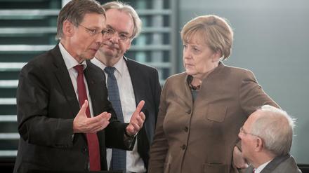 Die Ministerpräsidenten Sieling (Bremen) und Haseloff (Sachsen-Anhalt) erläutern der Kanzlerin und dem Bundesfinanzminister den Plan. 