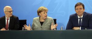 Mal so, mal so: Bundeskanzlerin Angela Merkel mit Peter Tschentscher (links, dem Hamburger Bürgermeister, und Tobias Hans, Ministerpräsident im Saarland.