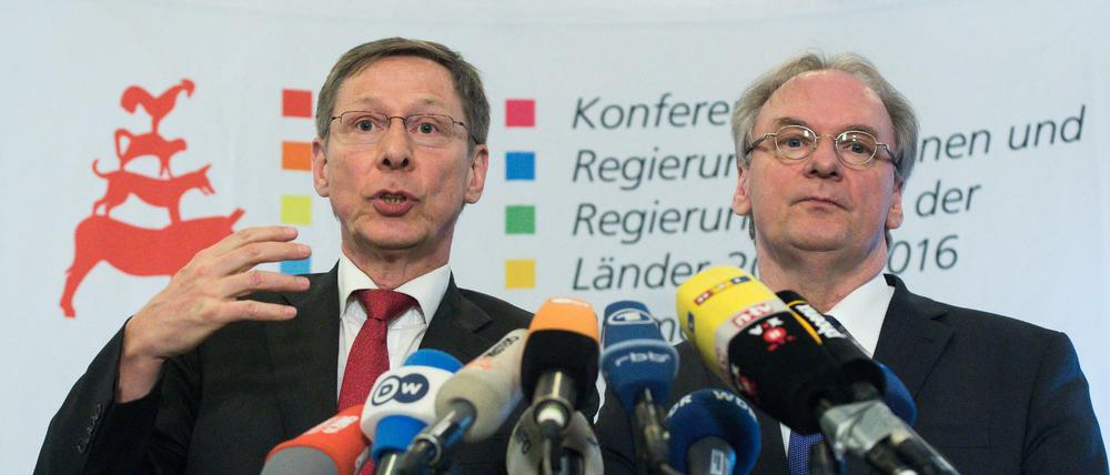 Carsten Sieling (links), Bürgermeister von Bremen, und Reiner Haseloff, Ministerpräsident von Sachsen-Anhalt.