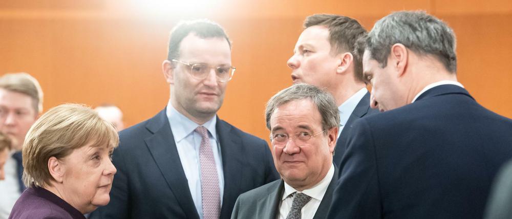 Bundeskanzlerin Angela Merkel (CDU,l-r), Armin Laschet (CDU), und Markus Söder (CSU), bei einer Unterhaltung im März. Armin Laschet gehört zu den Verlierern im Ranking.