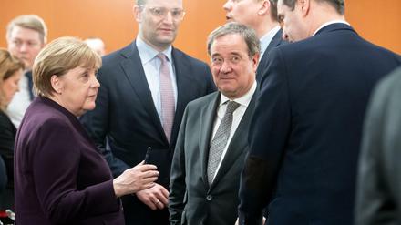 Belauern sich: Kanzlerin Merkel, CDU-Chef Laschet und CSU-Chef Söder. 