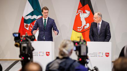 Die Ministerpräsidenten Hendrik Wüst (Nordrhein-Westfalen) und Stephan Weil (Niedersachsen). 