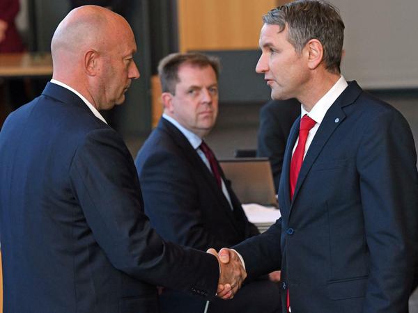 Björn Höcke, (r) Fraktionsvorsitzender der AfD, gratuliert Thomas Kemmerich (l., FDP), dem neuen Thüringer Ministerpräsidenten.