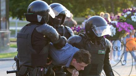 Die Polizei in Belarus geht rabiat mit Demonstranten um.