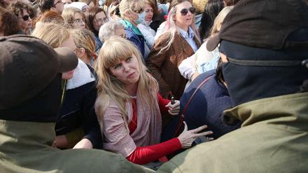 In Minsk stehen Demonstrantinnen der Polizei gegenüber.
