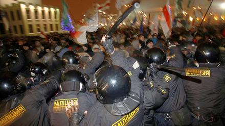 Weißrussische Sicherheitskräfte im Einsatz gegen Demonstranten in Minsk
