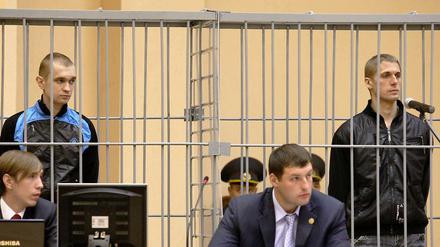 Die beiden 25-jährigen Angeklagten Dmitry K. (links) und Vladislav K. im Prozess. 