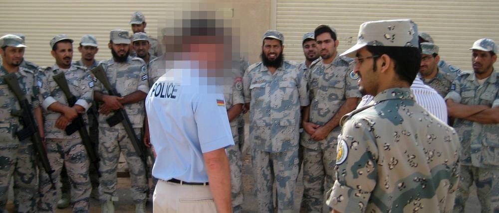 Hilfe aus Deutschland: Ein deutscher Polizist bei der Ausbildung von saudi-arabischen Grenzpolizisten. Die deutsche Opposition verlangt nun von der Bundesregierung Aufklärung über die Mission.