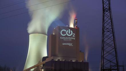 Schluss mit der Kohle-Energie - Umweltverbände wie Greenpeace fordern Eile; die Bundesregierung hat die Arbeitsplätze im Blick und will deshalb nur einen langfristigen Rückzug.