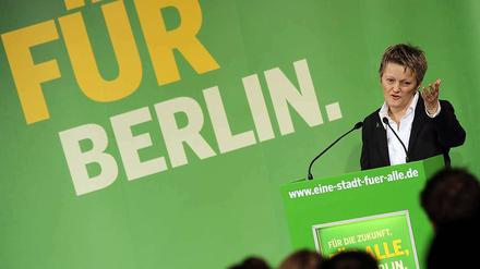 "Ich kandidiere!" Renate Künast gab auf einer Mitgliederversammlung der Grünen in Berlin bekannt, dass sie Klaus Wowereit herausfordern wird.