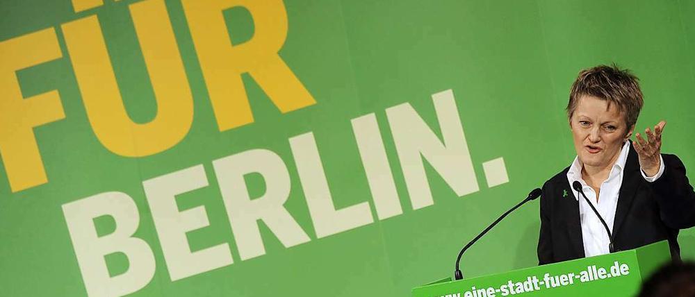 "Ich kandidiere!" Renate Künast gab auf einer Mitgliederversammlung der Grünen in Berlin bekannt, dass sie Klaus Wowereit herausfordern wird.