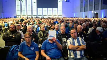 Leidensfähig: Hertha-Fans bei der Mitgliederversammlung.