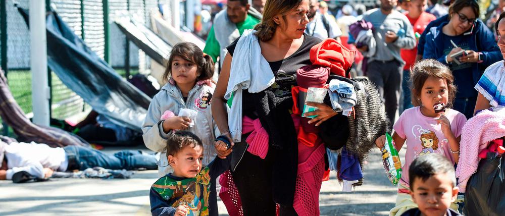 Mittelamerikanische Migrantinnen und ihre Kinder auf dem Weg nach Norden. Auch ihnen soll der UN-Pakt helfen. Aber auch Grenzsicherung ist das Thema des Vertrags.