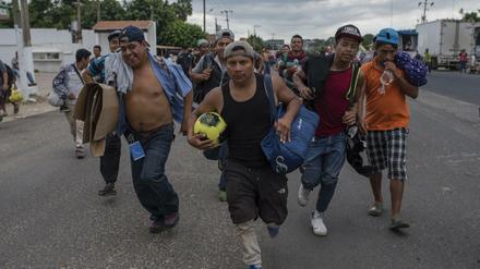 Migranten laufen durch die mexikanische Stadt Sayula de Alemán in Richtung der US-Grenze. 