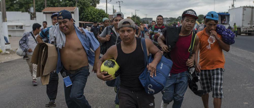 Migranten laufen durch die mexikanische Stadt Sayula de Alemán in Richtung der US-Grenze. 