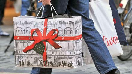 Shoppen zur Weihnachtszeit. Für die Mittelschicht weniger ein Problem. Laut einer Studie schrumpft diese allerdings.