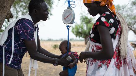 Ein unterernährtes Baby im Südsudan wird gewogen. Die Hilfsorganisation Ärzte ohne Grenzen versorgt dort viele Kinder mit Spezialnahrung. 