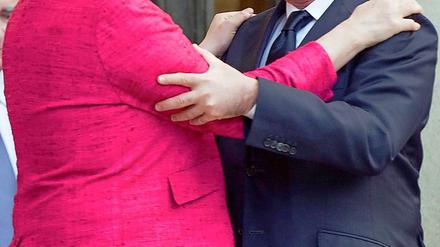 Merkel und Hollande umarmen sich