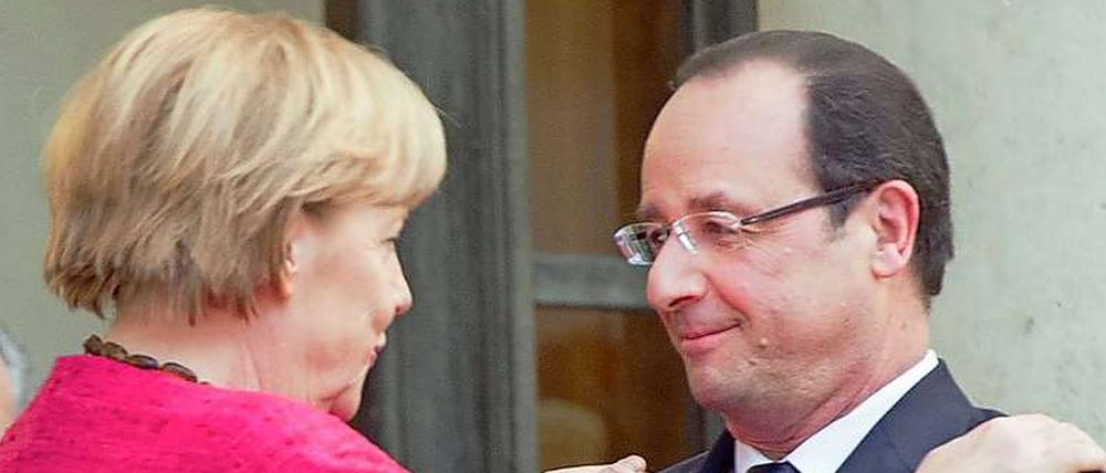 Merkel und Hollande umarmen sich