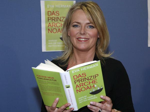 Eva Herman stellt während einer Pressekonferenz in Berlin ihr Buch "Das Prinzip Arche Noah" vor.