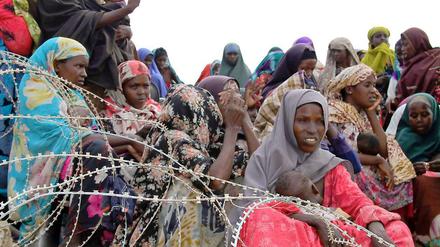 Somalische Frauen stehen in einer neuen Auffangstelle für Binnenflüchtlinge in Mogadischu nach Lebensmitteln an.