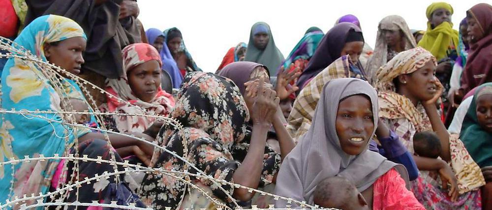 Somalische Frauen stehen in einer neuen Auffangstelle für Binnenflüchtlinge in Mogadischu nach Lebensmitteln an.