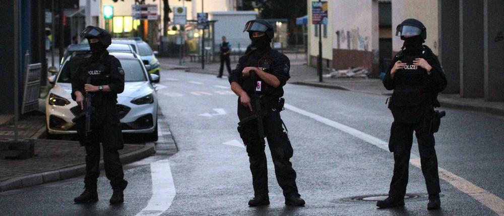 Einsatzkräfte der Polizei sperren eine Straßen in Hagen in der Nähe der Synagoge.
