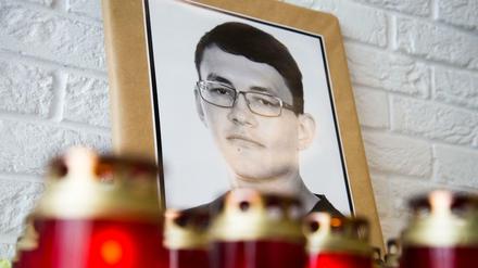 Ein Porträtfoto des ermordeten Investigativ-Journalisten Jan Kuciak steht vor den Räumen der Aktuality Redaktion. 