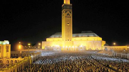 Gläubige beim Gebet in einer Moschee in Casablanca während des Ramadan.