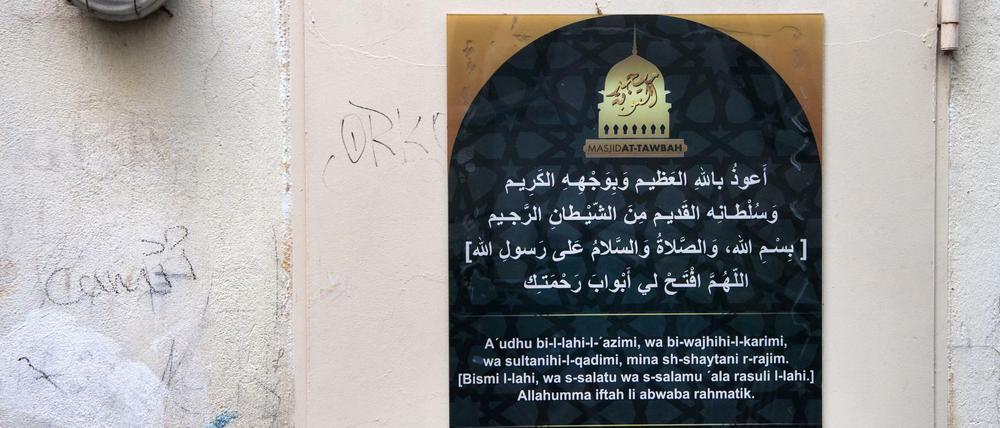 Ein Plakat des Moschee-Vereins "Fussilet 33" hängt im Hinterhof des Hauses in der Perleberger Straße in Berlin. 
