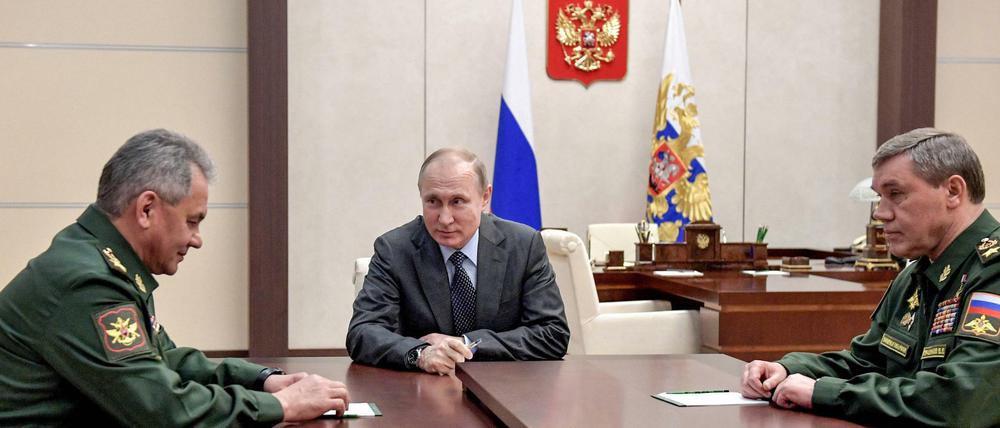 Russlands Präsident Wladimir Putin, Verteidigungsminister Sergei Shoigu (l.) und Generalstabschef Valery Gerasimov. 