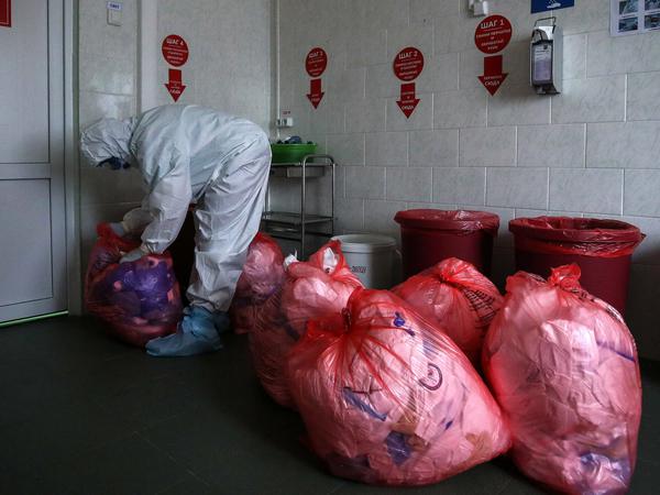 In einem Moskauer Krankenhaus wird gebrauchte Schutzkleidung entsorgt.