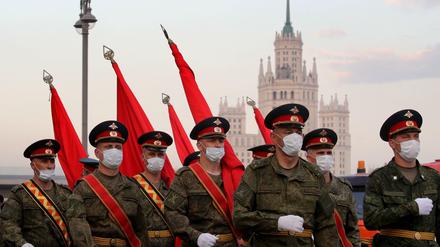 Der Kreml will mit dem feierlichen Militäraufmarsch für eine patriotische und optimistische Stimmung vor dem Referendum sorgen.