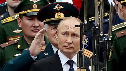 Der russische Präsident Putin ist für einen Angriffskrieg verantwortlich - hier bei einer Militärzeremonie im Juni. 