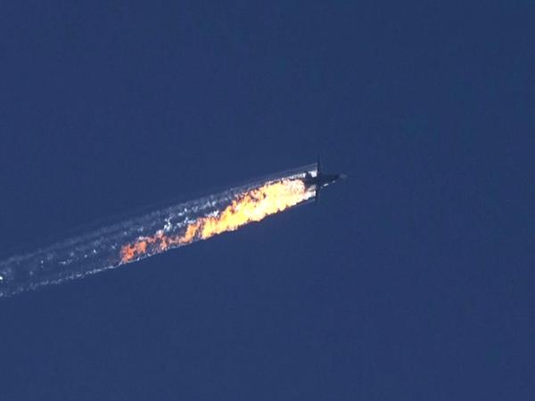 Bilder eines TV-Senders zeigen den im syrisch-türkischen Grenzgebiet abgeschossenen russischen Kampfjet 