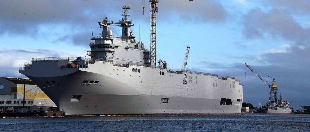 Ein im Auftrag Russlands gebauter Hubschrauberträger der Mistral-Klasse liegt im Hafen von Saint Nazaire in Frankreich. 