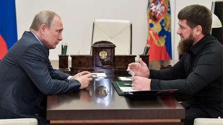 Mord als Mittel der Macht. Der Herrscher der russischen Provinz Tschetschenien, Ramsan Kadyrow, hier mit Russlands Präsident Putin, wollte in Deutschland einen Kritiker töten lassen.