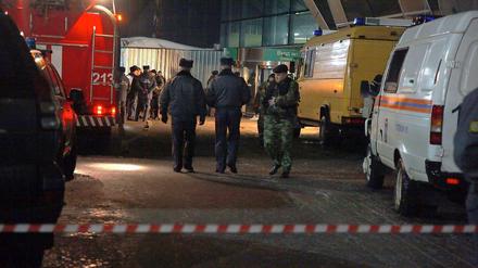 Nach dem Terroranschlag auf den internationalen Airport Domodedowo in Moskau untersuchen Sicherheitskräfte das Flughafenareal. 