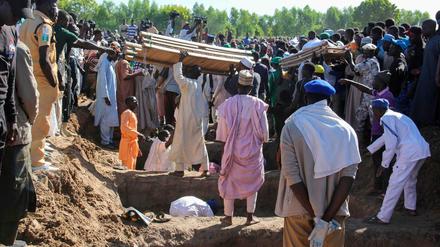 Eine Beerdigung von 43 Farmarbeitern in Nigeria, die Opfer der Terrororganisation Boko Haram wurden. 