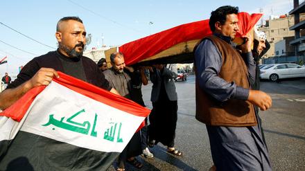 Trauernde in der südirakischen Stadt Nassirija tragen einen Sarg mit einem getöteten Demonstranten. 