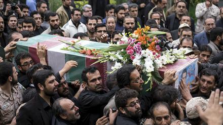 Trauergäste tragen in Teheran einen Soldaten der iranischen Revolutionsgarde zu Grabe, der in Syrien ums Leben gekommen ist. Der Iran wird in dieser Woche erstmals in Wien an Gesprächen über Syrien teilnehmen. 
