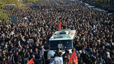 Viele Tausend Menschen folgten am Sonntag in Diyarbakir dem Fahrzeug mit dem Sarg des erschossenen kurdischen Anwalts Tahir Elci. 