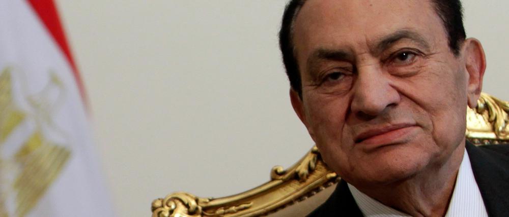 Der ägyptische Präsident Hosni Mubarak will offenbar nicht in ein deutsches Krankenhaus kommen. "Wir bedanken uns für das Angebot aus Deutschland, aber der Präsident braucht keine medizinische Behandlung", erklärt Mubaraks Stellvertreter, Vizepräsident Omar Suleiman. Es war spekuliert worden, Mubaraks Abgang könne durch einen Klinikaufenthalt in Deutschland beschleunigt werden.