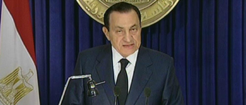 1. Februar: Der ägyptische Präsident Hosni Mubarak verzichtet nach 30 Jahren an der Macht auf eine weitere Amtszeit. Er werde bei den für September geplanten Präsidentschaftswahlen nicht mehr antreten, sagt der 82-jährige Präsident in einer im Fernsehen übertragenen Ansprache. Demonstranten im Zentrum von Kairo fordern dennoch erneut seinen sofortigen Rücktritt.